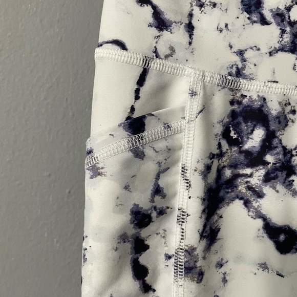 Old Navy Active Powersoft Print Crop Leggings in Small. GapFit Strappy Top in XS - Picture 4 of 16